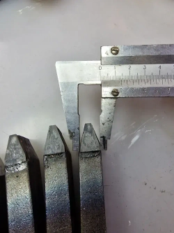 Резец токарный для проточки канавок в шкивах под клиновые ремни 25*16*140 профиль А ВК8