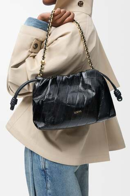 Loewe Средняя сумка Flamenco с имитацией рыбы-миксины, черный