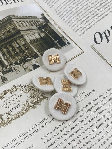 Пуговицы текстильные белые с золотом