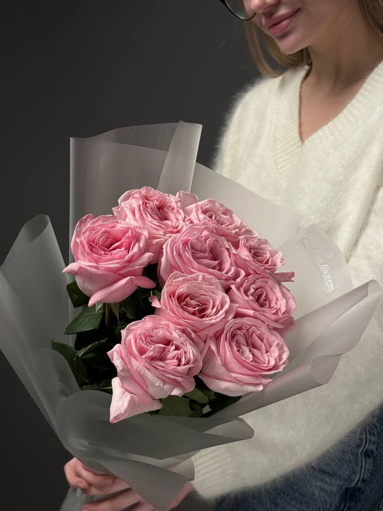9 розовых пионовидных роз в упаковке