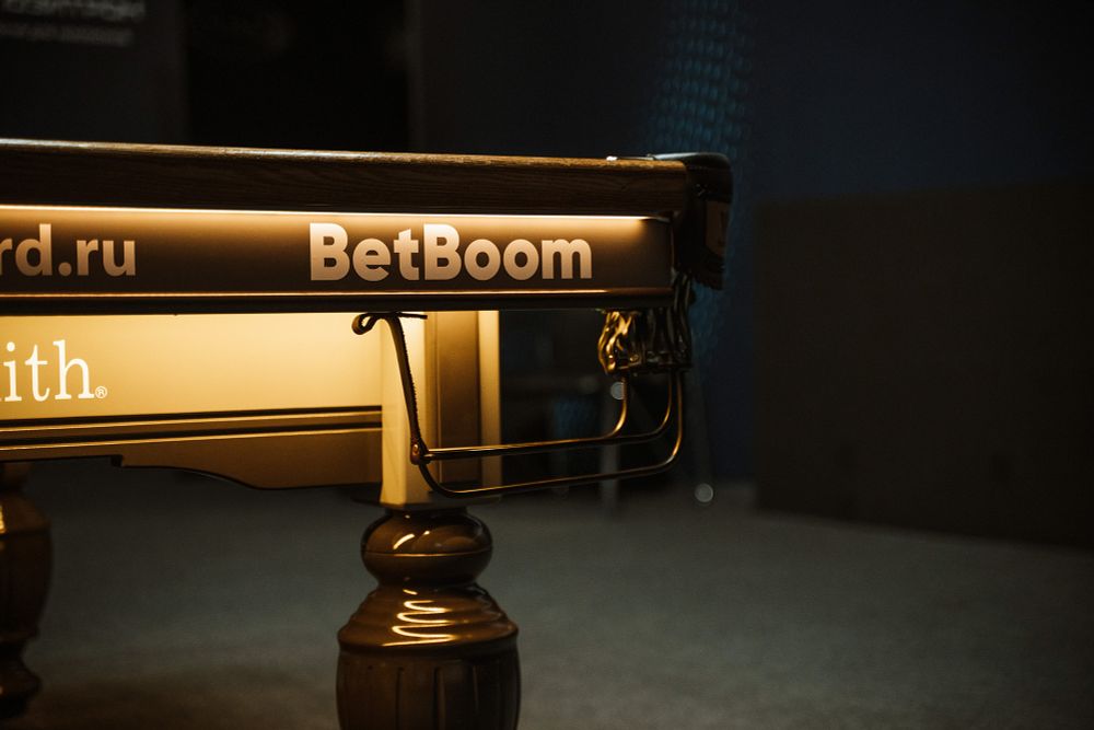 Бильярдный кий для русской пирамиды стол Weekend "Русский Гранд" (12 футов, 8 ног, 45мм камень) эмаль комбинированный, борта дуб, лузы премиум