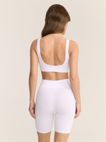 Бесшовный топ на широких бретелях в рубчик