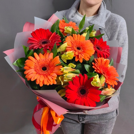 Авторский букет с герберами и альстромериями