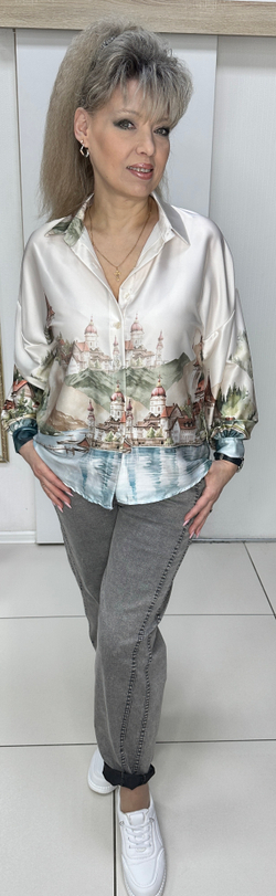 Рубашка-блузон с цветным изображением и атласным блеском