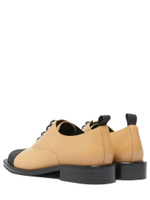 Женские комбинированные туфли бежевые с чёрной отделкой