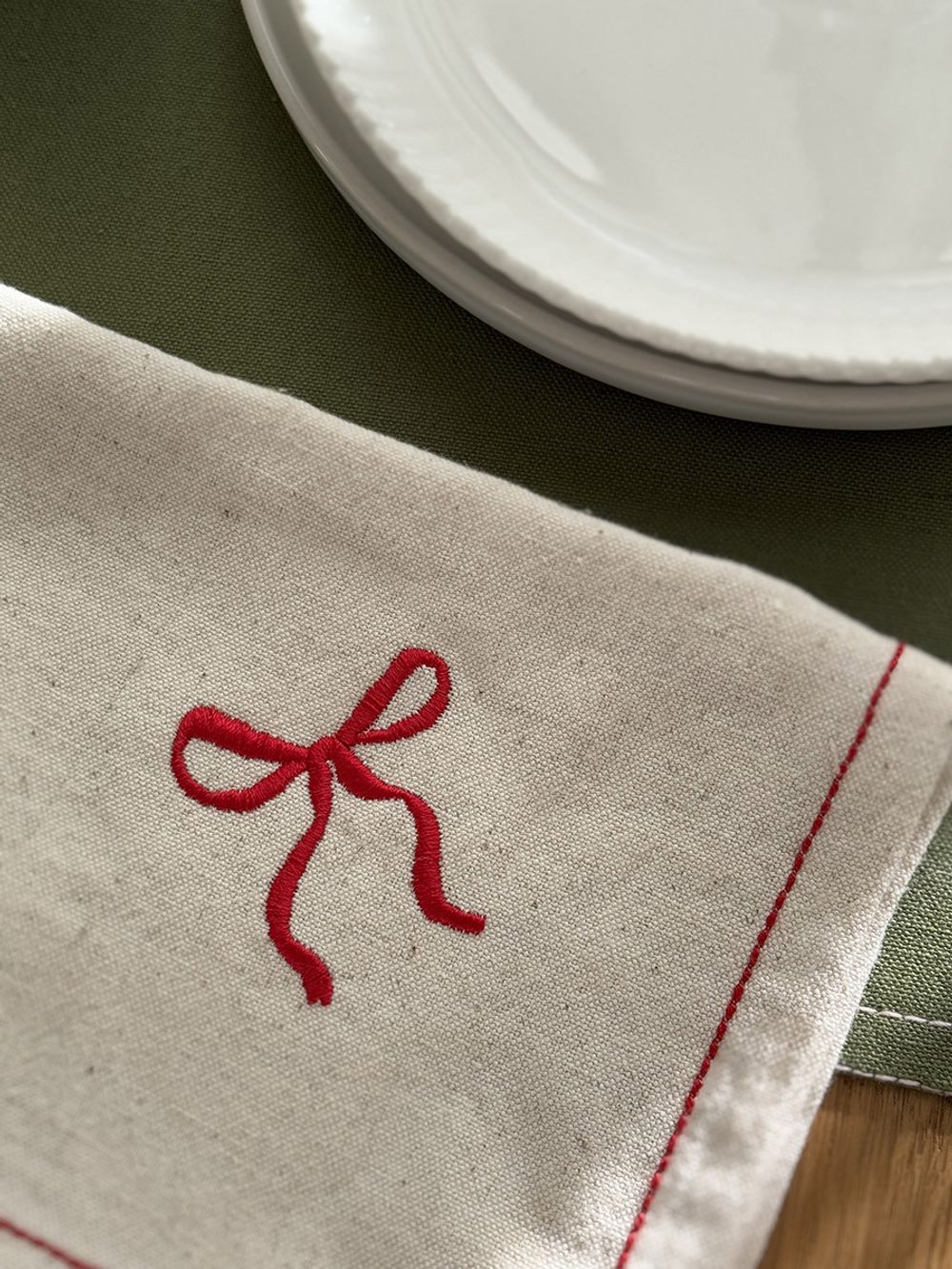 Салфетка сервировочная Fancy Bows бежевого цвета из коллекции Essential, 45х45 см