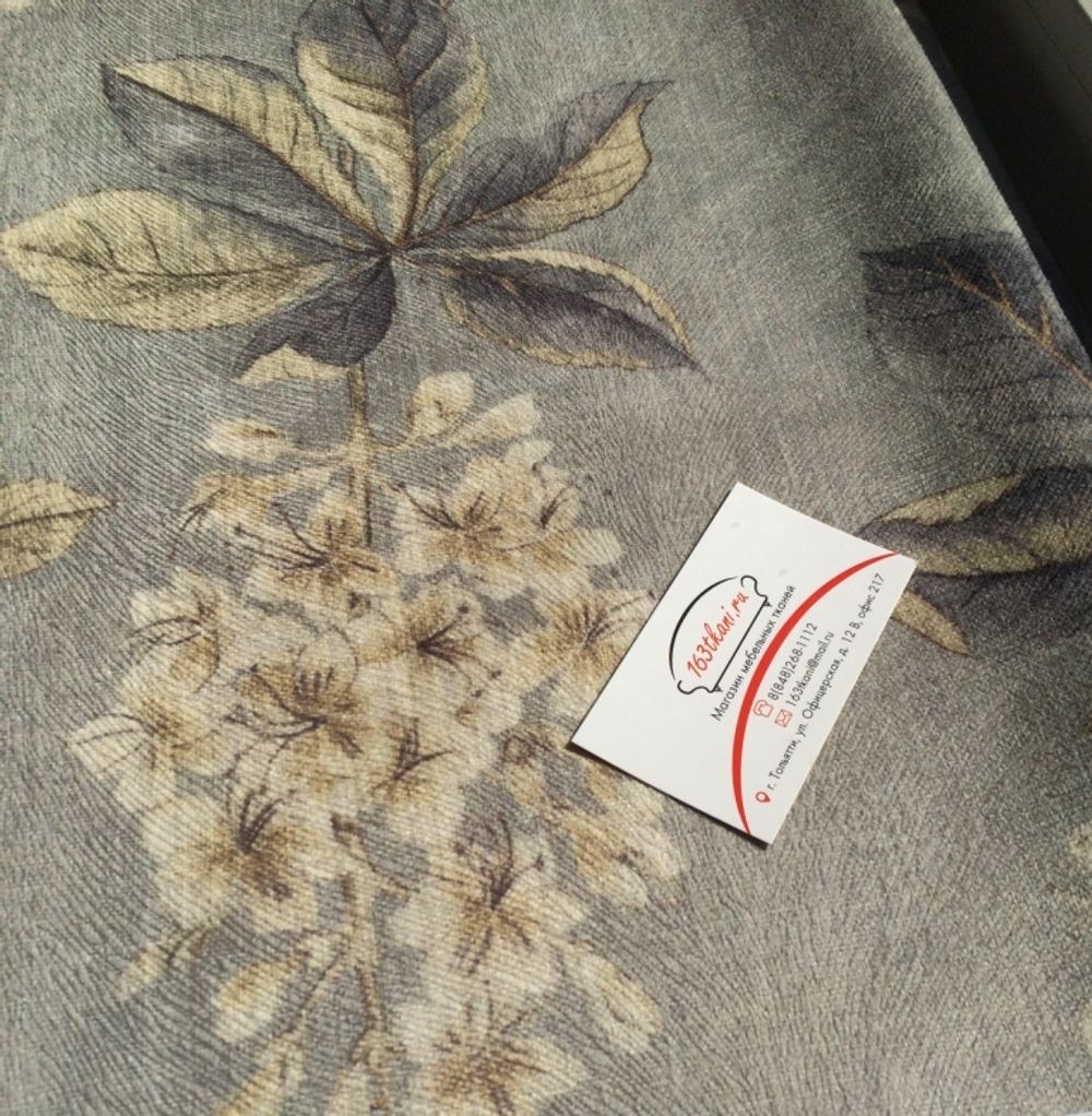 Цветок на сером