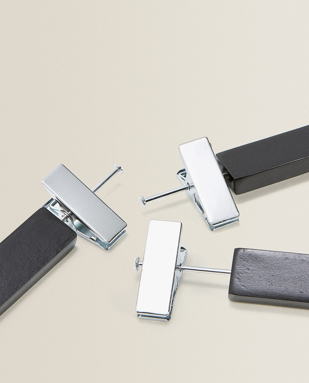 ZARA HOME ЛАКИРОВАННАЯ ДЕРЕВЯННАЯ ВЕШАЛКА С ЗАЖИМАМИ (НАБОР ИЗ 3 ШТ.), ЧЕРНЫЙ