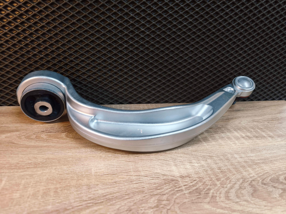 Левый поперечный рычаг передней подвески Audi A6 C7