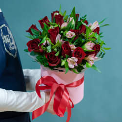 Красные розы с розовой альстромерией в шляпной коробке