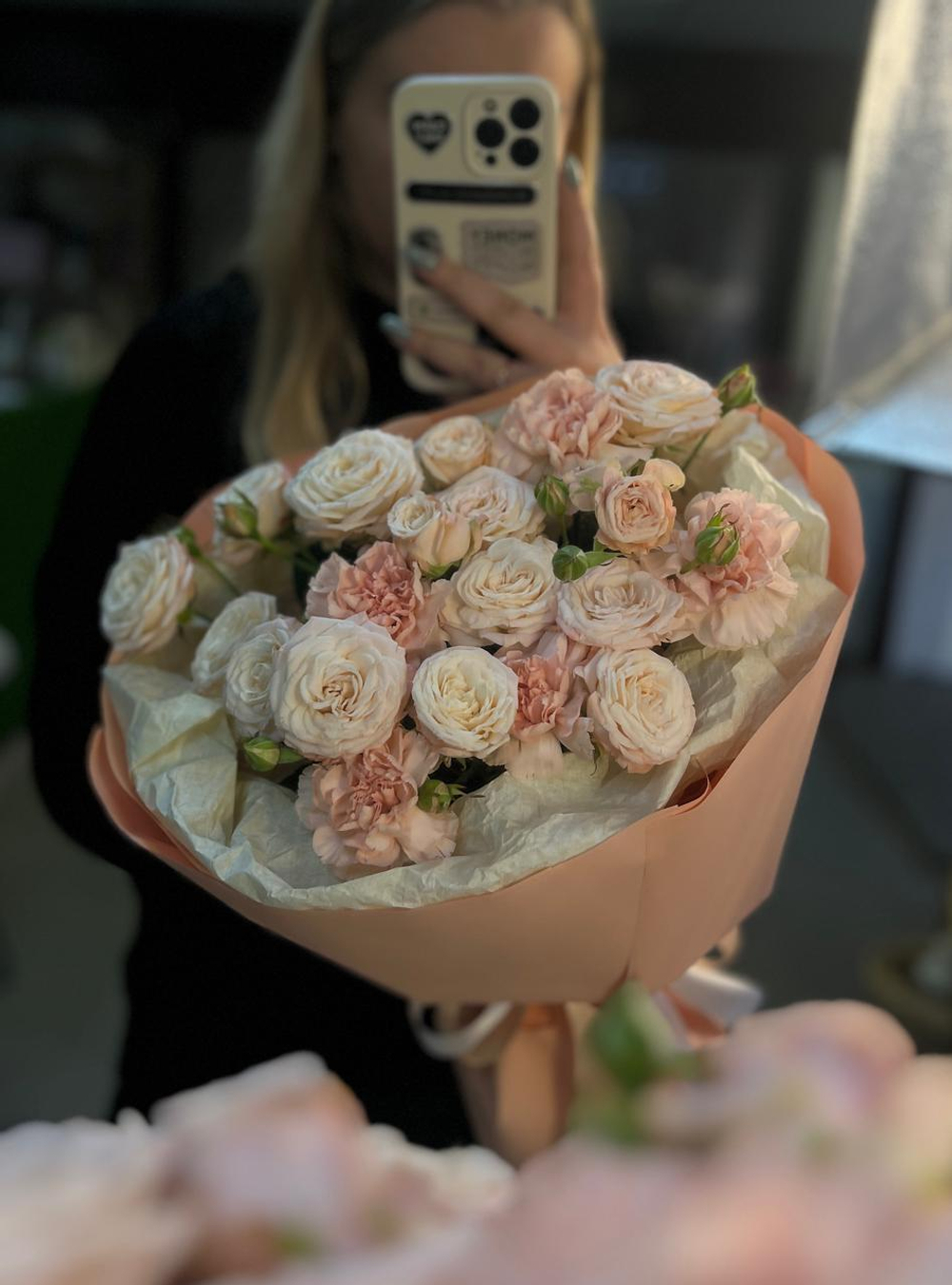 Кустовые розы с диантусами