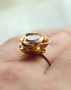 кольцо роза с гранатом