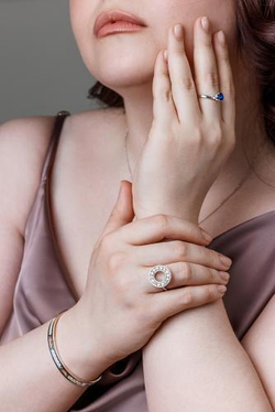 Кольцо сборное из серебра со вставками из зелёного и бесцветных фианитов