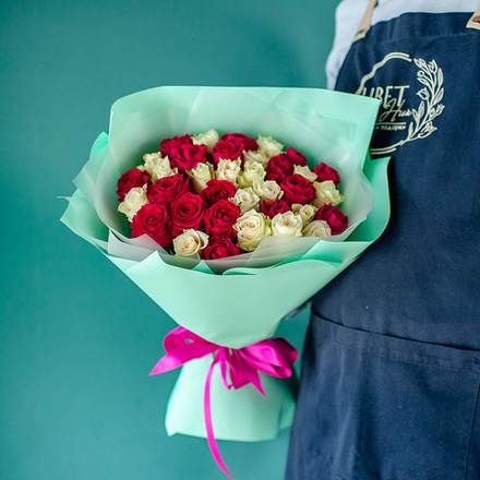 Бело-малиновый микс из 35 кенийских роз