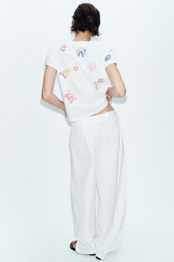 ZARA ФУТБОЛКА С КОНТРАСТНОЙ ВЫШИВКОЙ, ЖЕЛТОВАТО-БЕЛЫЙ