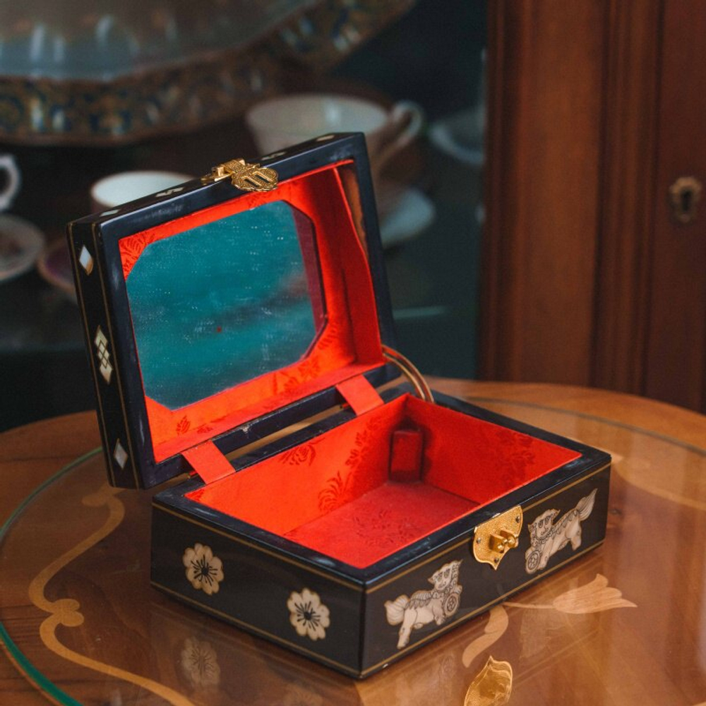 Лаковая шкатулка с инкрустацией и бархатной отделкой