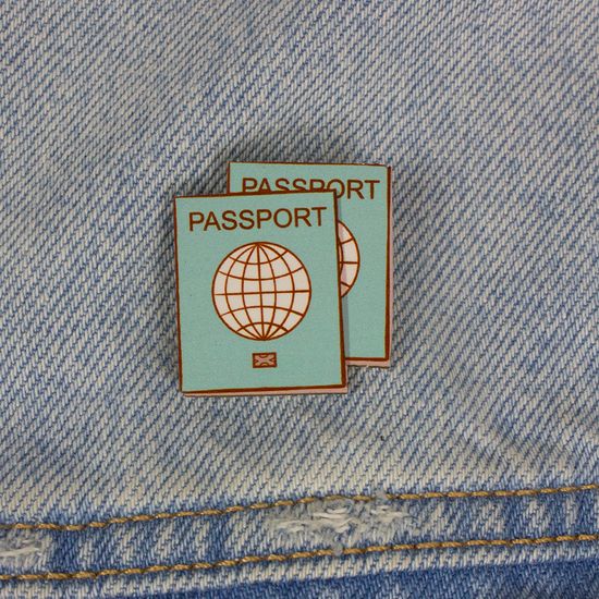 Деревянный значок. Паспорт не забыл