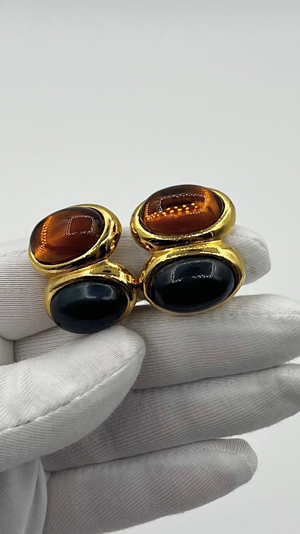 Клипсы с коричневыми и черными кабошонами