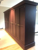 Классический деревянный шкаф с золотыми ручками