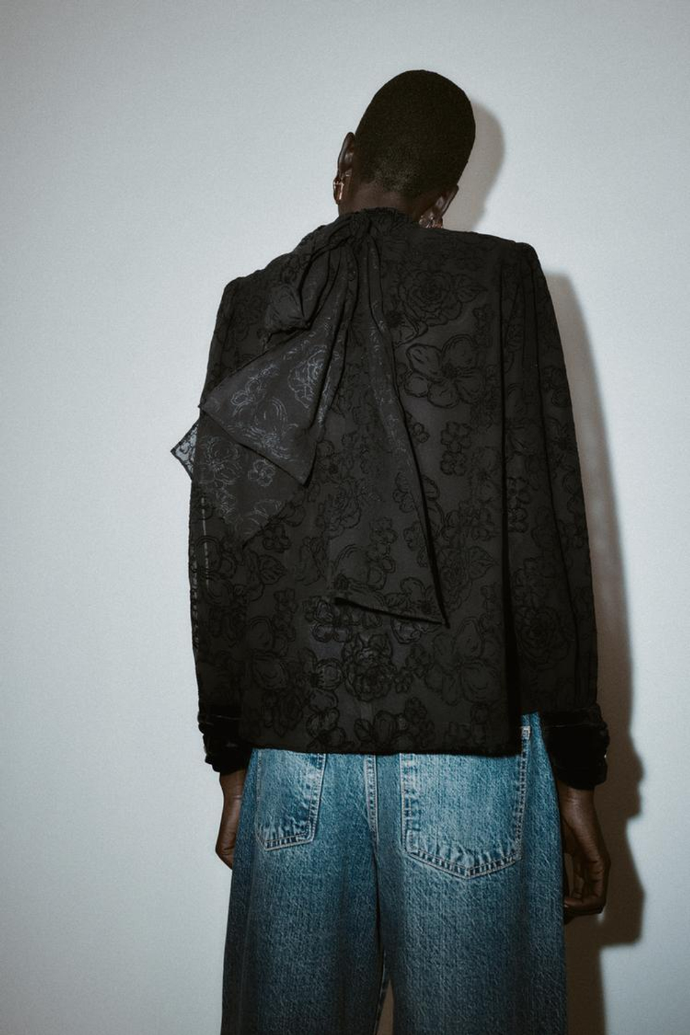 ZARA БЛУЗА ИЗ ПОЛУПРОЗРАЧНОЙ ТКАНИ С БАНТОМ И БАРХАТОМ, ЧЕРНЫЙ