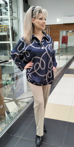 Блузон-туника в синем цвете с бежевым принтом и кулиской