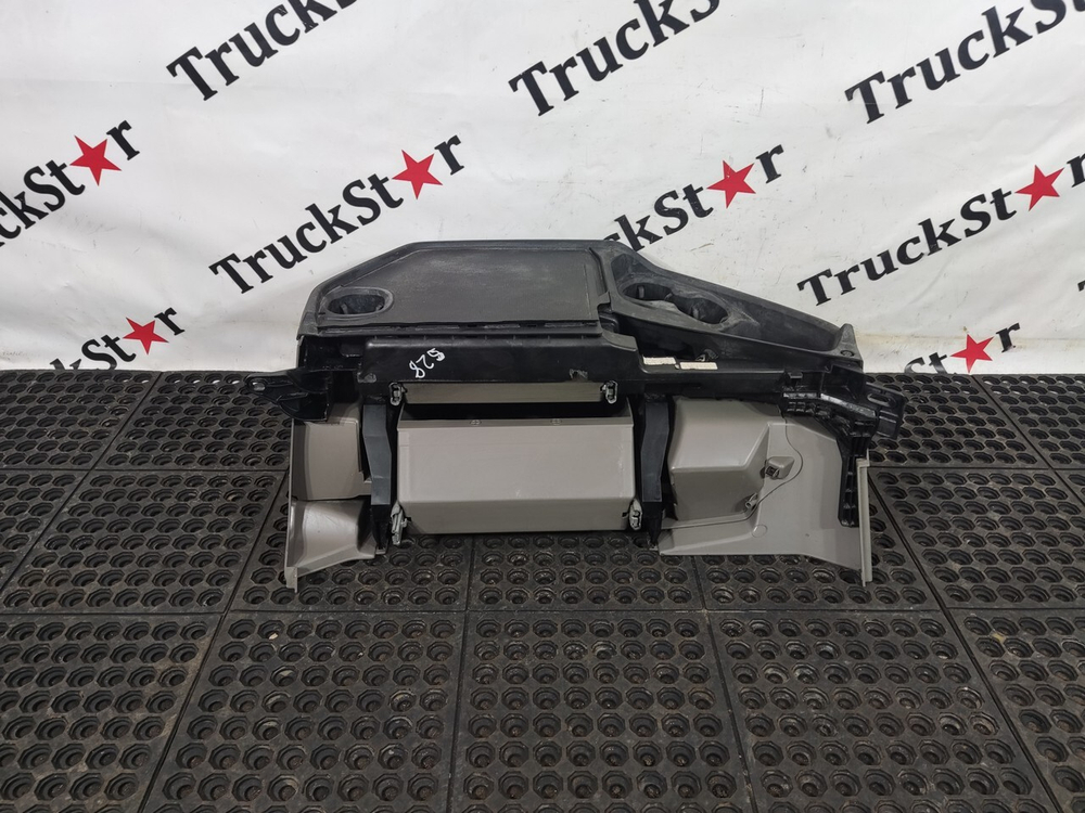 Панель торпедо центральная 2020г.