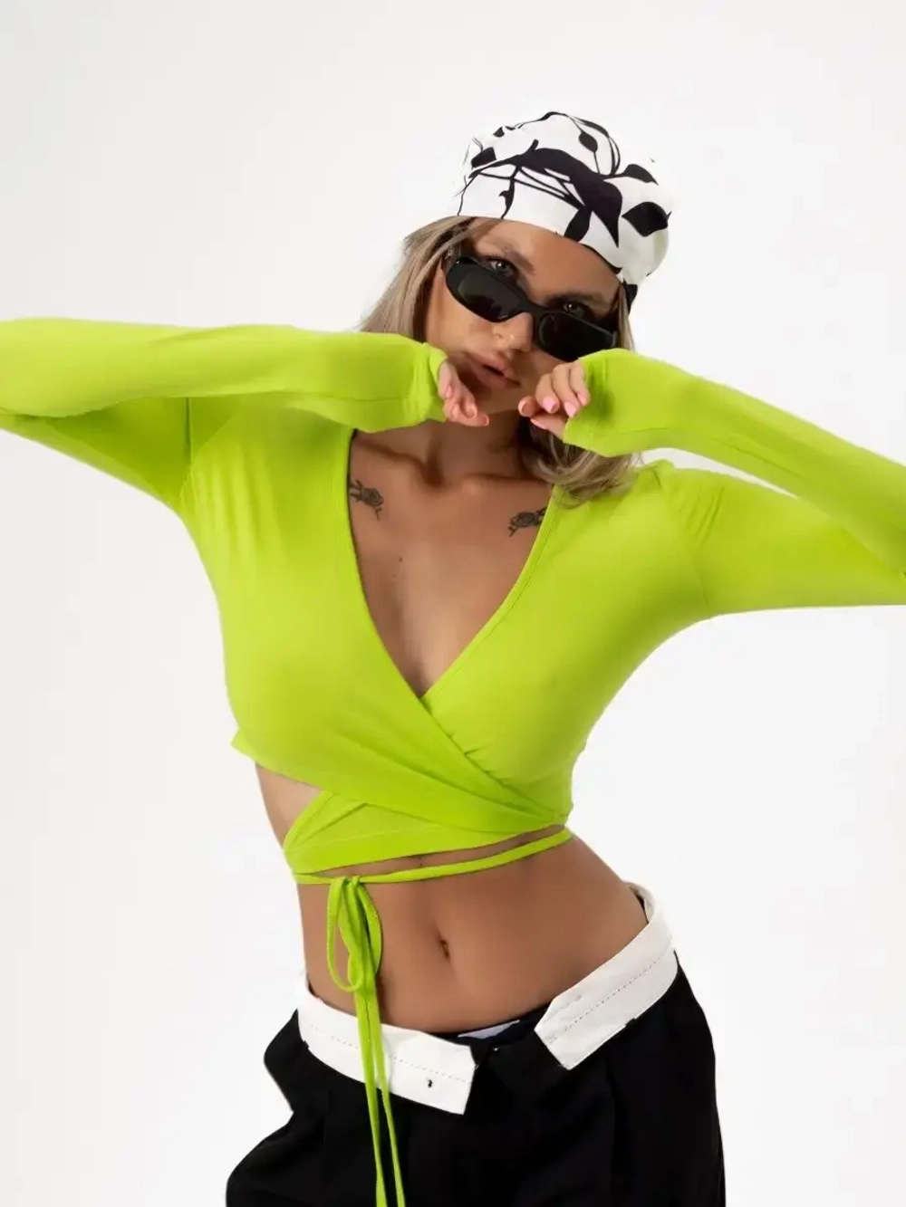 Укороченный кроп топ с длинным рукавом лонгслив с завязками