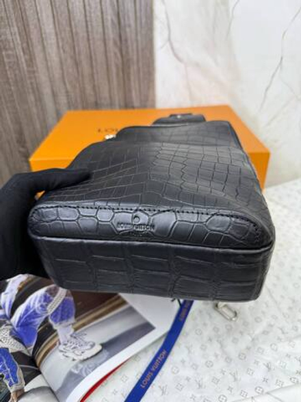 Сумка-мессенджер Louis Vuitton из кожи крокодила