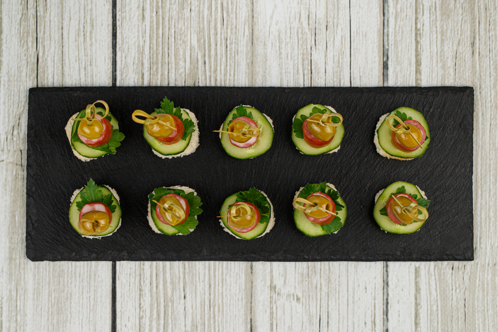 Канапе с охотничтими колбасками свежим огурцом и оливкой