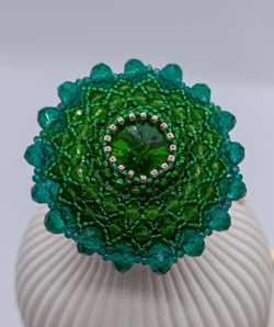 Брошь ручной работы из бисера и страз, кристаллов. зеленый/ подарок любимой, маме, коллеге, подруге / бижутерия / оригинальный подарок /