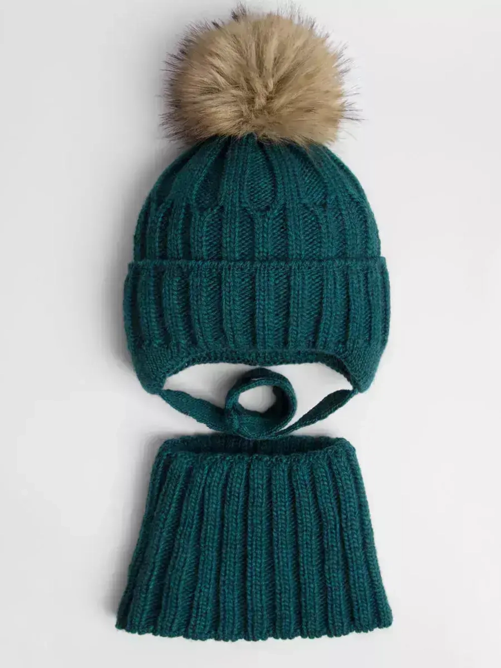 Шапка зимняя для мальчика на завязках и снуд