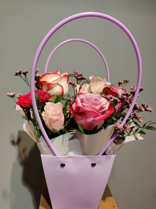 Композиция в сиреневой сумочке с розами