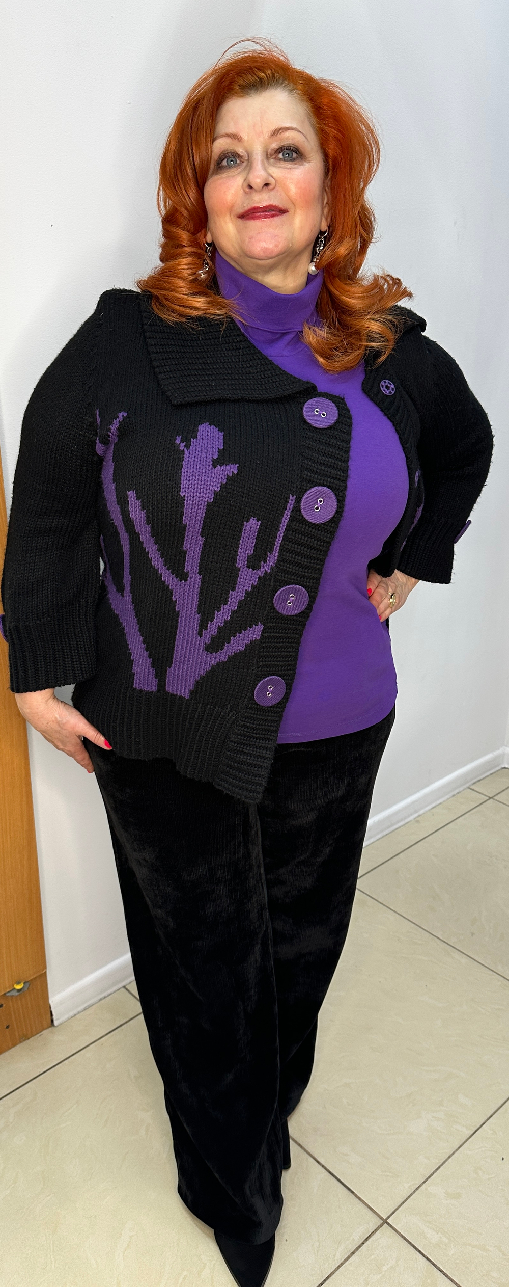 Черный короткий жакет-кофта с фиолетовым принтом