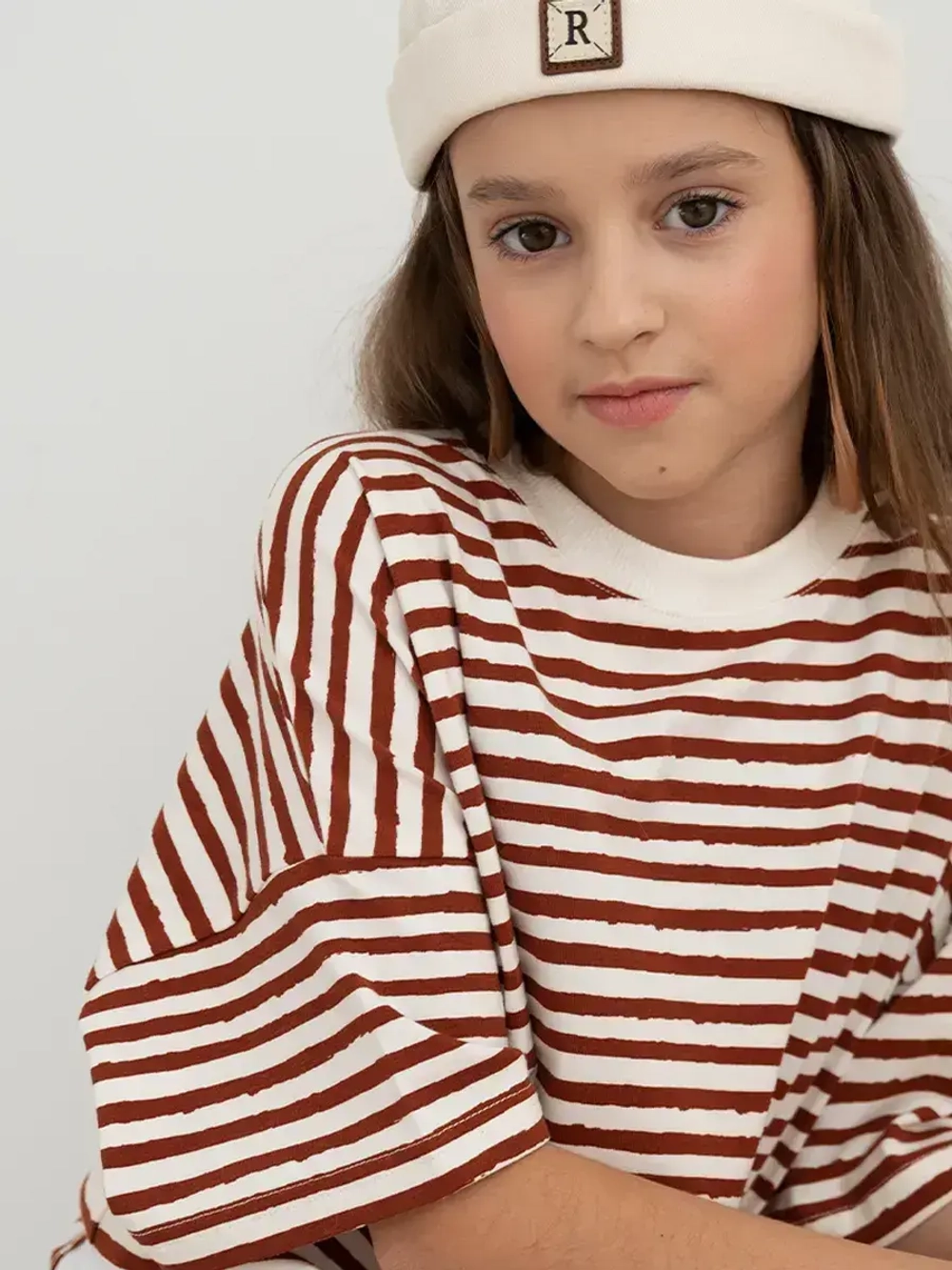 Футболка в коричневую полоску для девочки