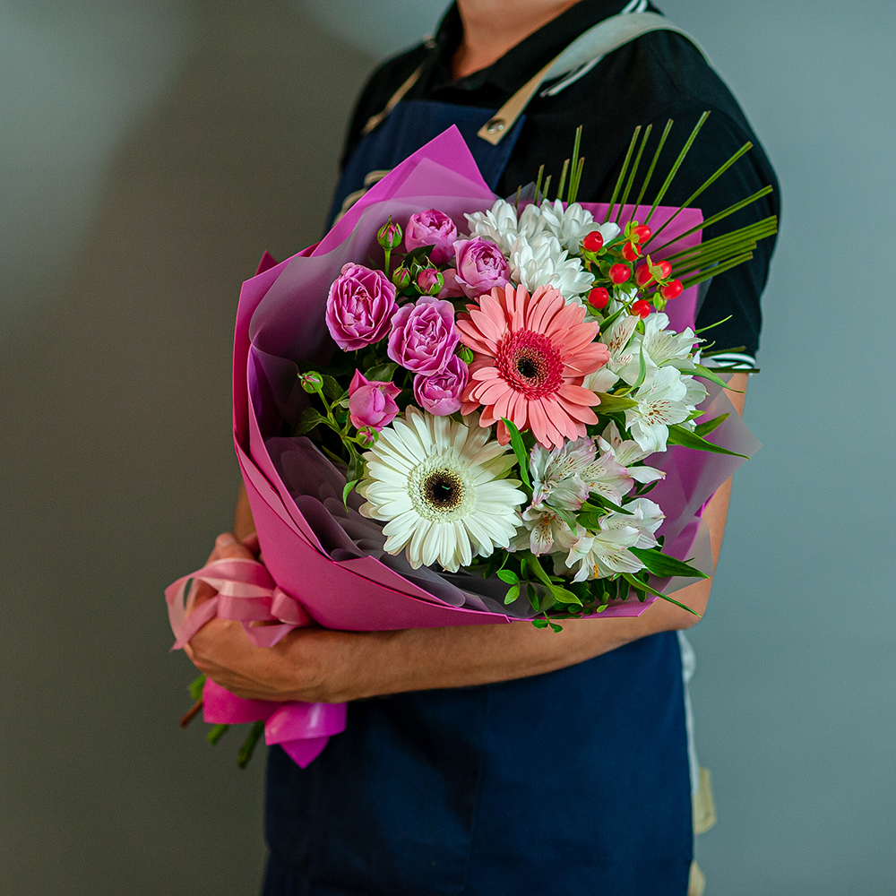 Сборный букет с герберами в розовом оформлении