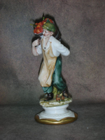 Статуэтка. Фарфор. Мужчина с корзиной яблок. Capodimonte. Италия