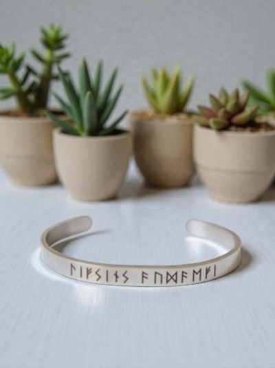 Браслет амулет с рунами Жить в богатстве