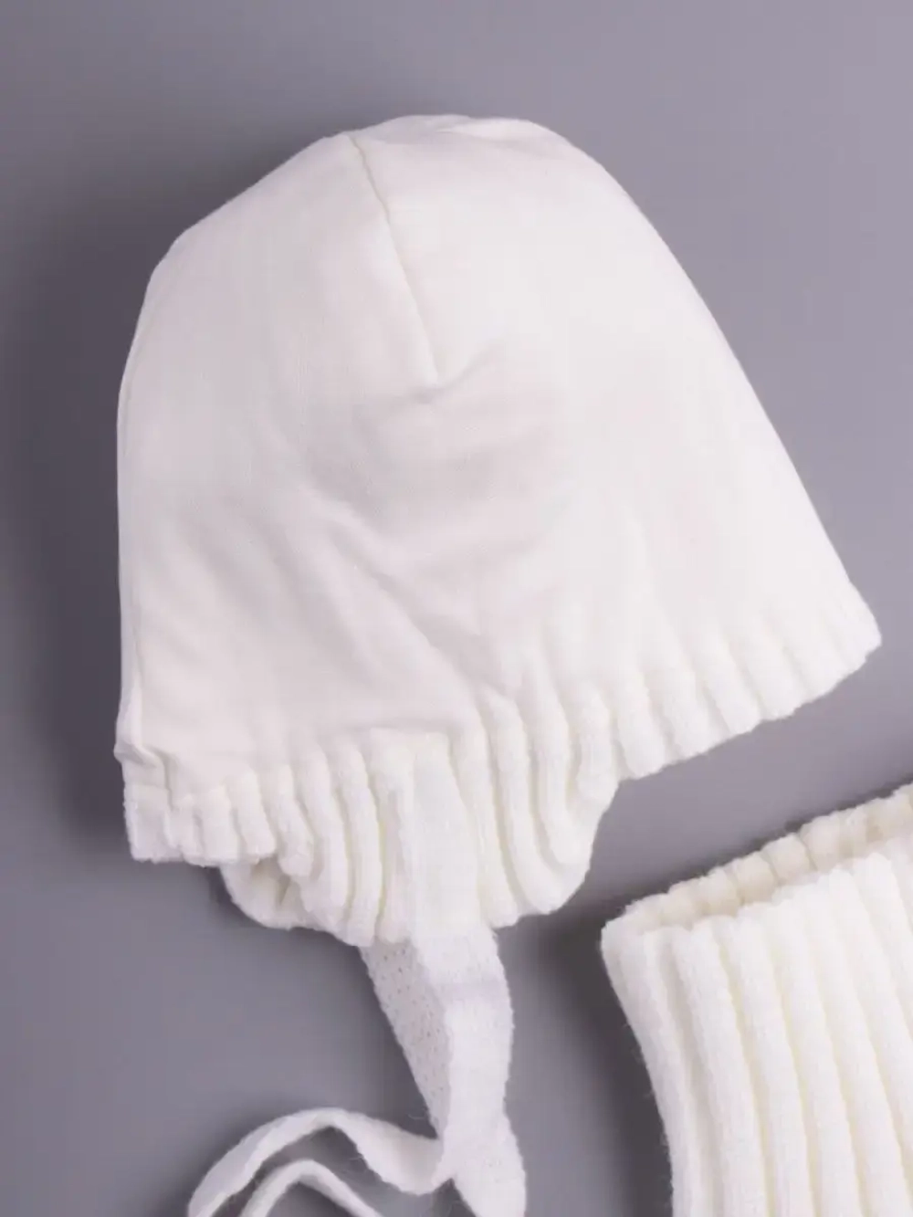 Шапка осенняя детская на завязках и снуд