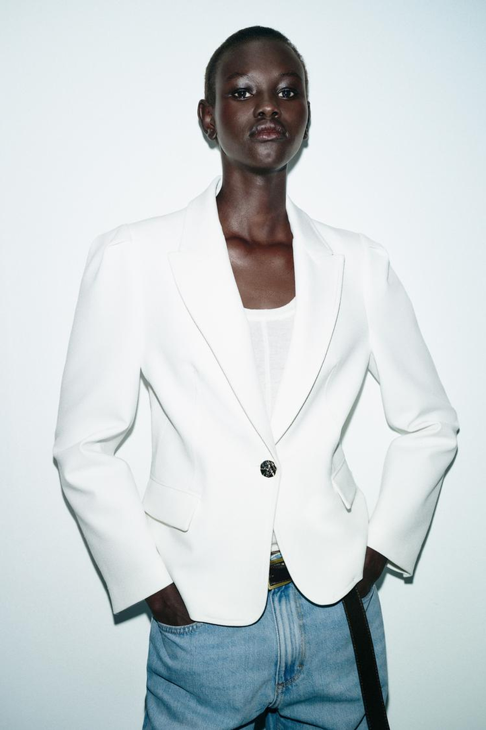 ZARA ПРИТАЛЕННЫЙ БЛЕЙЗЕР С ВЫРАЖЕННЫМИ ПЛЕЧАМИ, ЖЕЛТОВАТО-БЕЛЫЙ