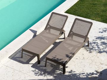 Шезлонг-лежак пластиковый Plano цвет табак Nardi