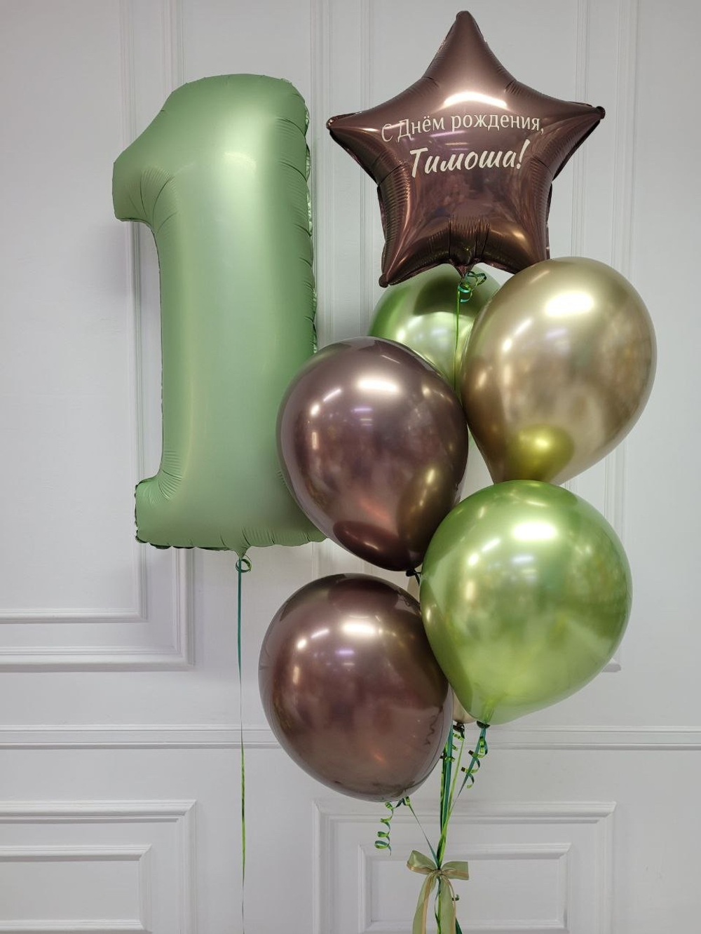 Композиция из воздушных шаров в зелёных цветах для мальчика