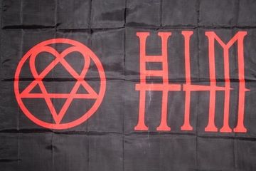 Флаг HIM красная надпись на чёрном фоне