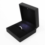 Пластиковый квадратный футляр с ложементом из замши