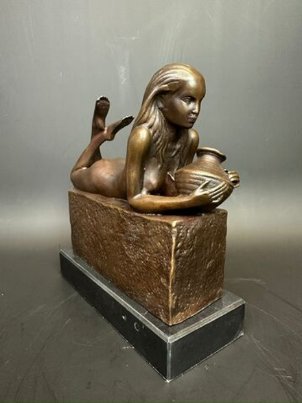 Бронзовая скульптура «Знак Зодиака Водолей»