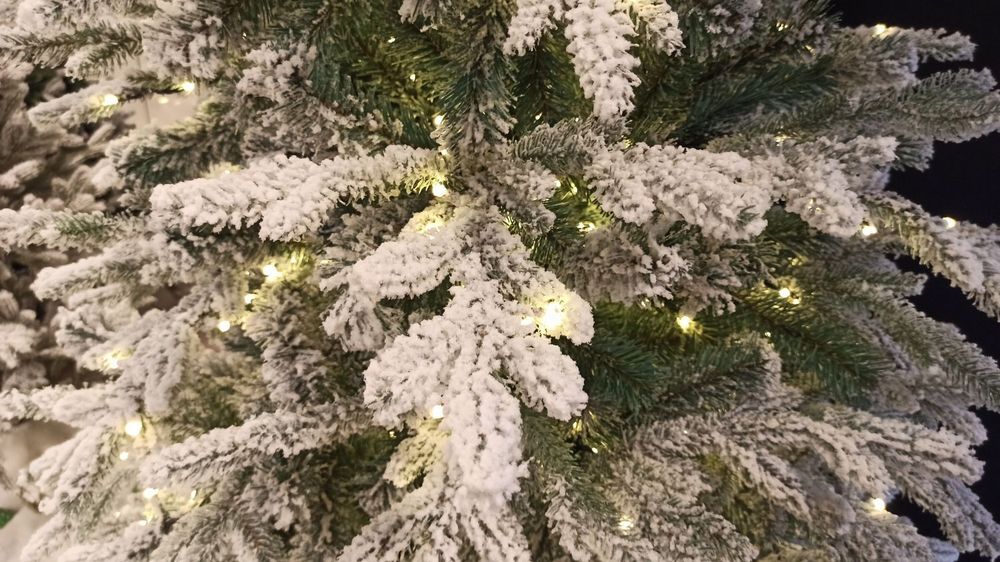 Заснеженная ель с гирляндой «Россо» теплый свет (Литая+пвх) 180 см / 1,8 м