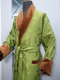 Халат из облегченного жаккарда с бархатной отделкой