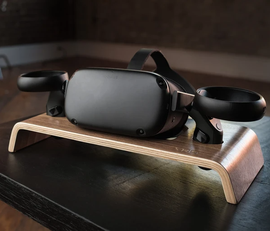 Подставка из дерева под Oculus Quest и Rift S