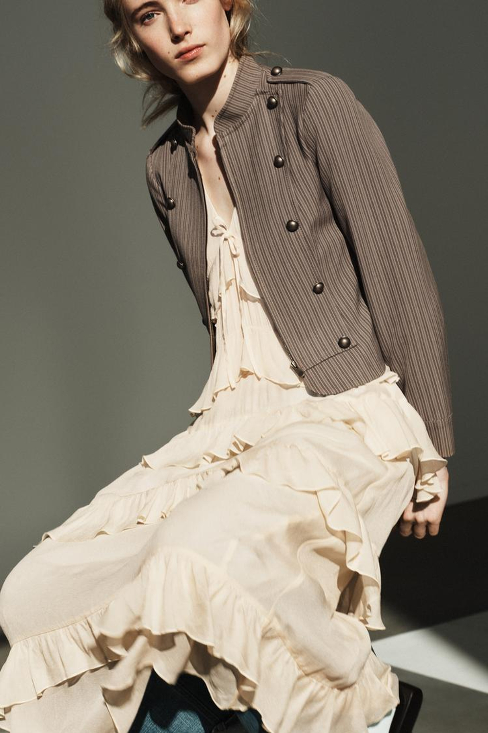 ZARA ПЛАТЬЕ МИДИ С ВОЛАНАМИ, КРЕМОВЫЙ