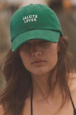 ZARA КЕПКА ИЗ САРЖИ С ВЫШИТЫМ ТЕКСТОМ, ЗЕЛЕНЫЙ