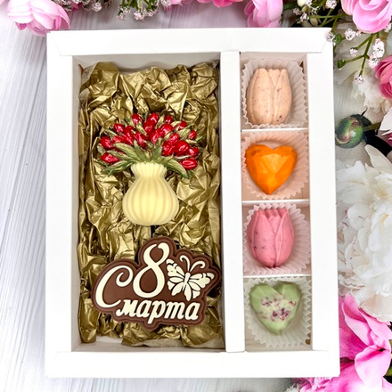 Шоколадный набор "С 8 марта. Ваза с тюльпанами": шоколадка-надпись и 4 конфеты ручной работы